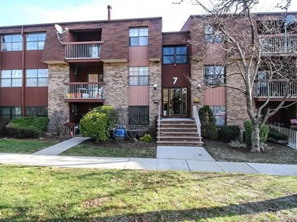 82C Golden Sq, Woodbridge, NJ 07095
