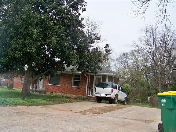 3rd image of 850 Catherine St