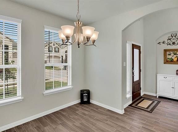 5th image of 912 Bluewood St