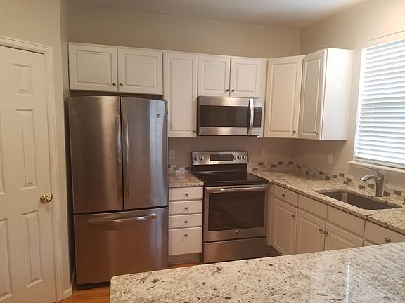 Kitchen w/ granite counters.