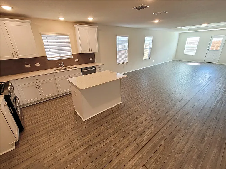 1049 Knightly Ln — Photo 3