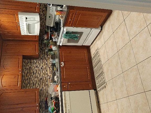 5th image of 214 NE 9th Ave