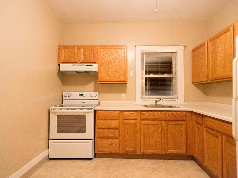 1240 Broadway N #2 — Photo 6