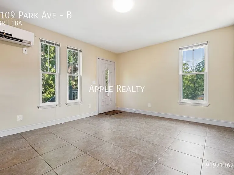 1109 Park Ave #B — Photo 2