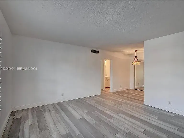 2200 NE 66th St #1401 — Photo 6