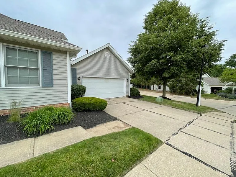 210 Steeple Chase Dr — Photo 2