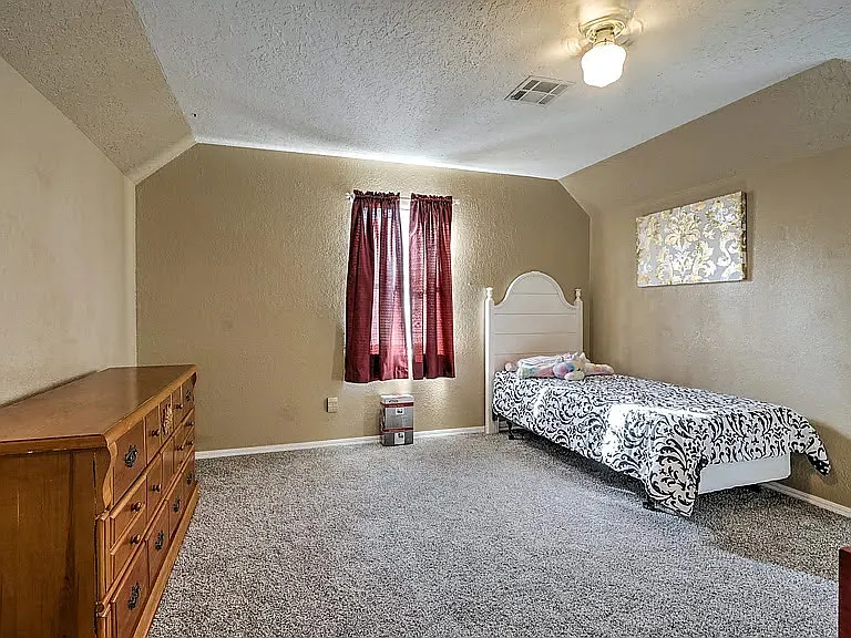 4 bed, 2091 sqft, $2,200 — Photo 4