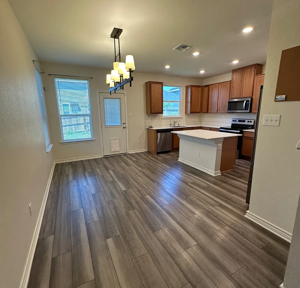 4 bed, 2.5 bath, 2578 sqft, $2,400 — Photo 3