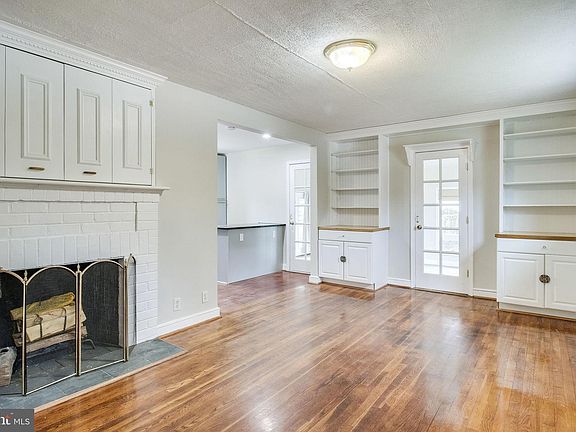 2nd image of 160 Hilton St