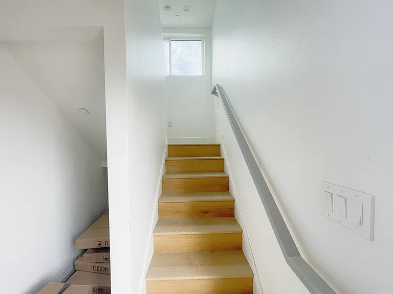 1353 W 37th St #9 — Photo 7