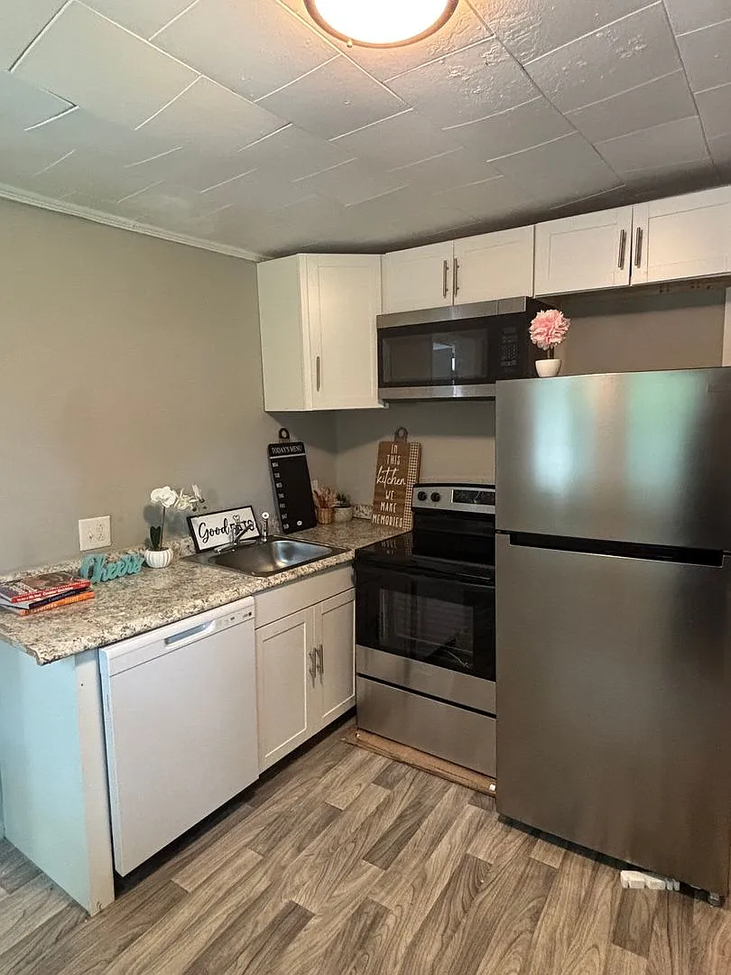 Spacious 3-Bed Home $1300 — Photo 2