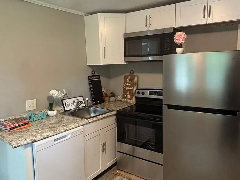 1112 East Dr — Photo 2