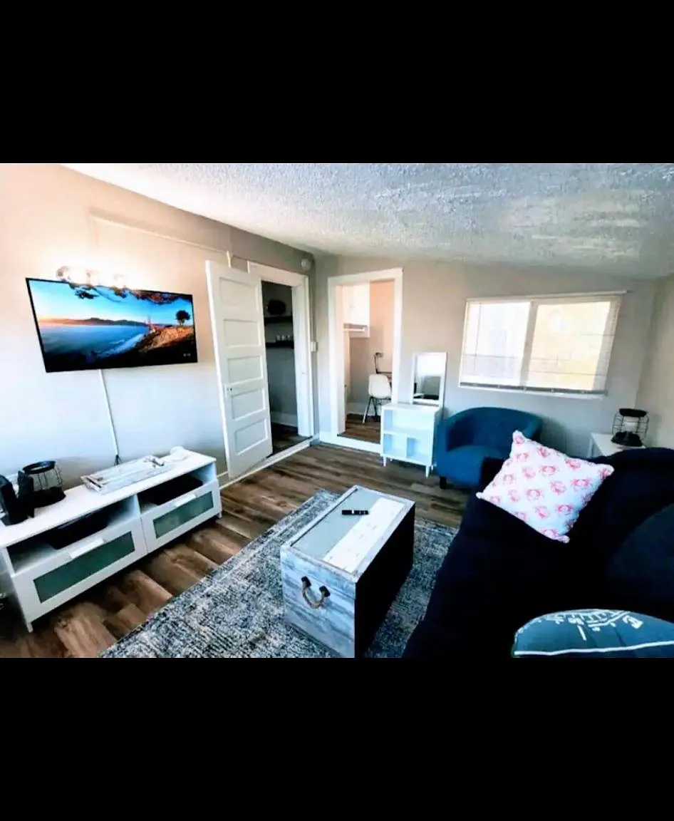 608 N Nevada Ave — Photo 2