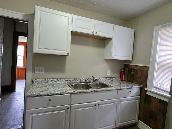 4th image of 1394 Larchmont Rd