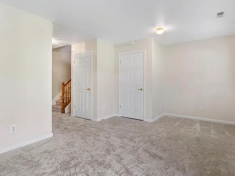 Jamestown Ln — Photo 23