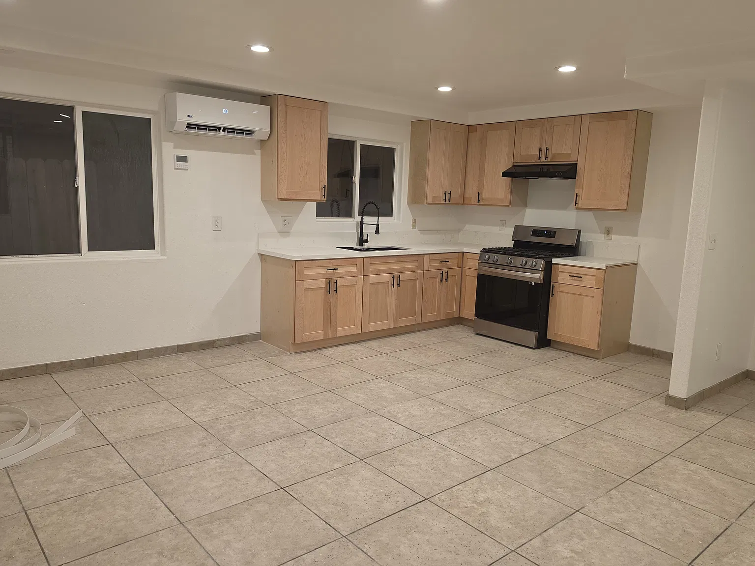 3 bed, 1.5 bath, 1140 sqft, $3,300 — Photo 2