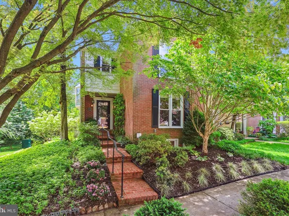 2073 Hopewood Dr, Falls Church, VA 22043