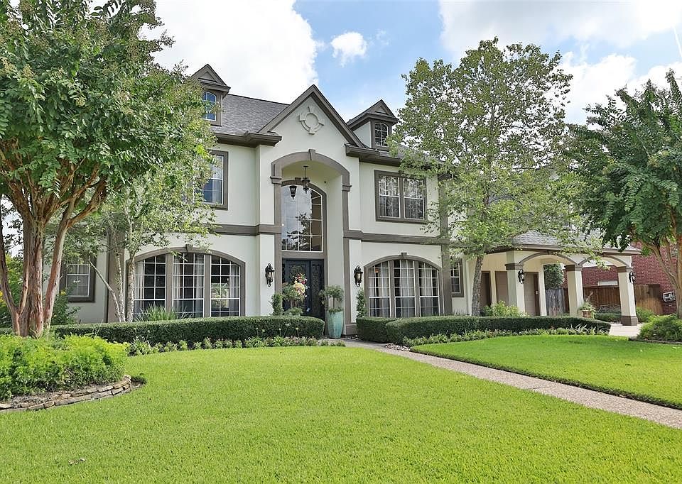 Gorgeous 5 bedroom 3/2 bath home in Lakewood Oaks Estates.