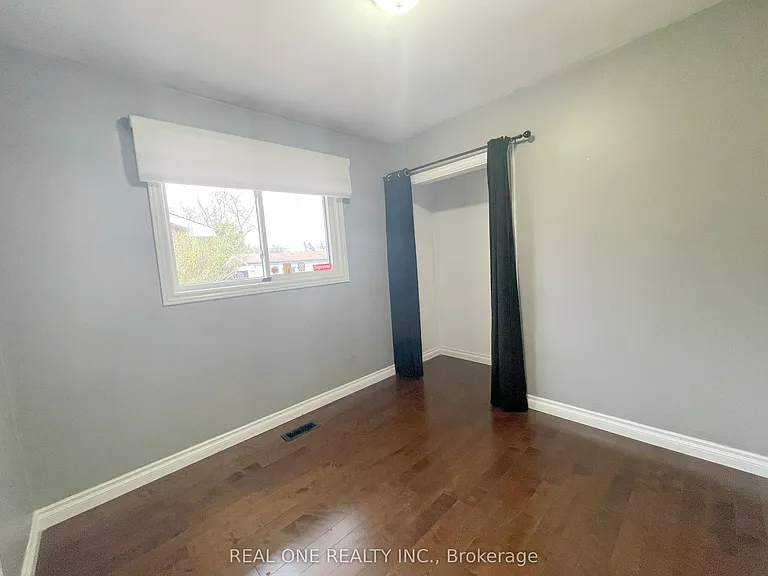 138 Welbourn Dr #UPPER — Photo 16