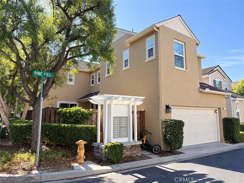 4 bed, 2.5 bath, 2200 sqft, $5,395 — Photo 3