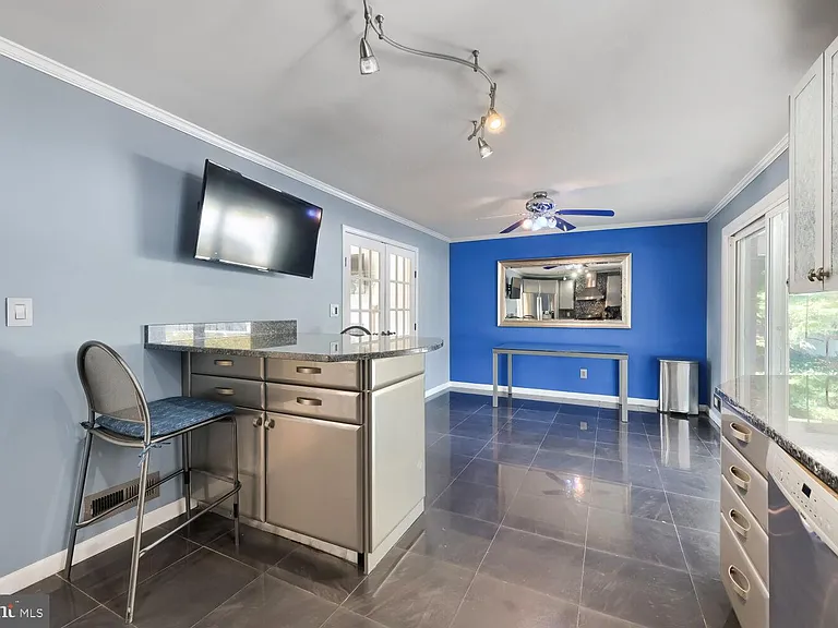 114 E Seminary Ave — Photo 10