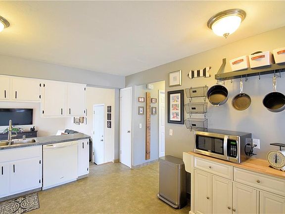 5th image of 3161 Woodlawn Dr