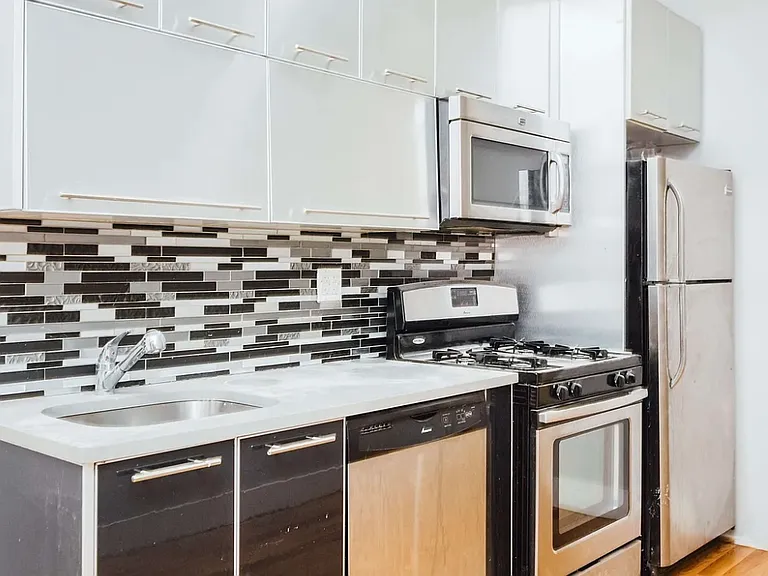 323 Melrose St #1L — Photo 2