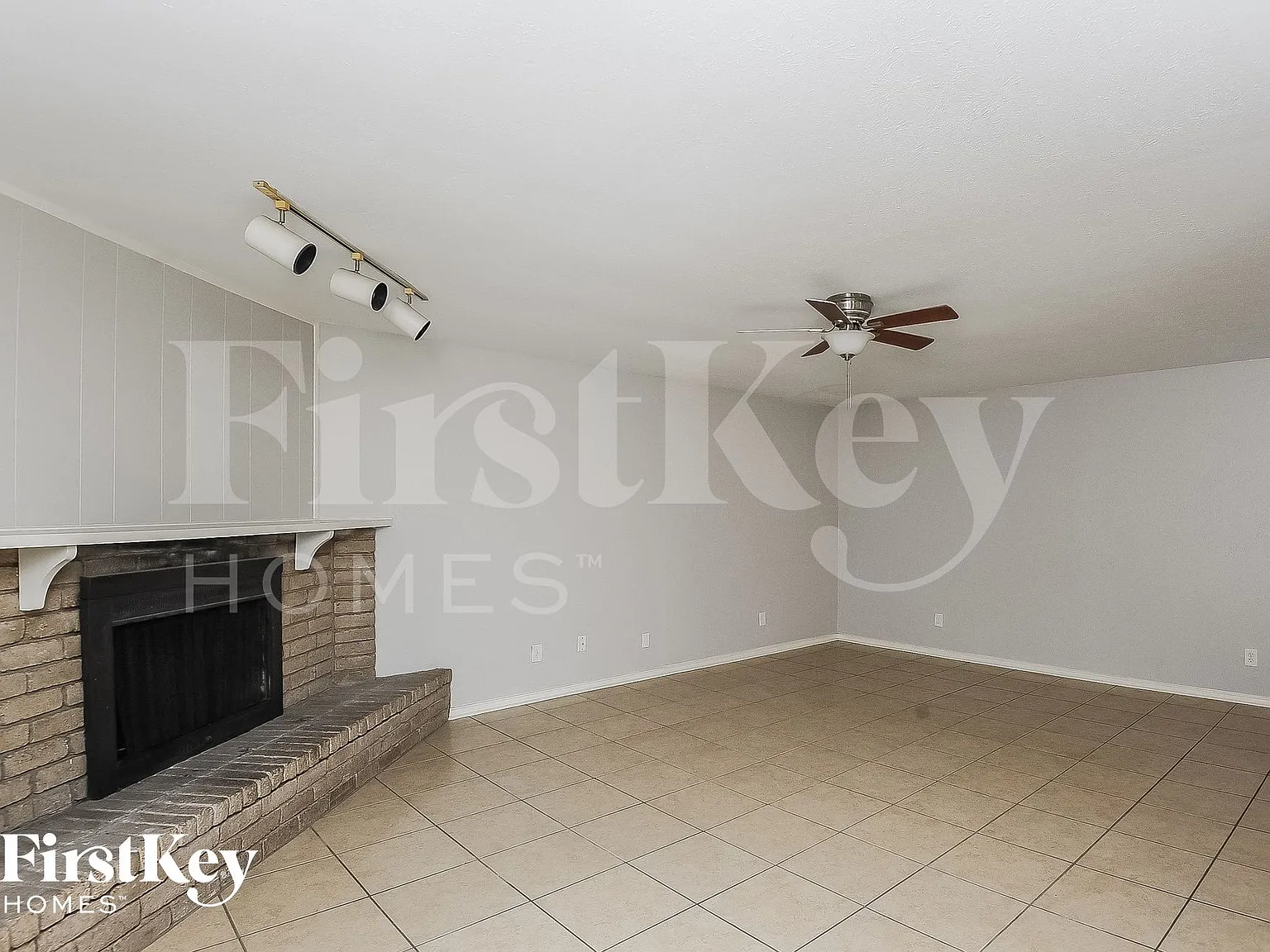 3 bed, 2.0 bath, 1398 sqft, $1,940 — Photo 2