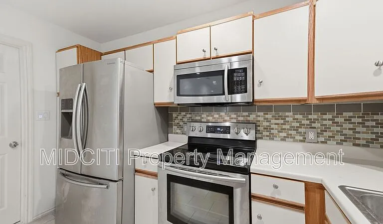 1233 Hollyhock Ln — Photo 3