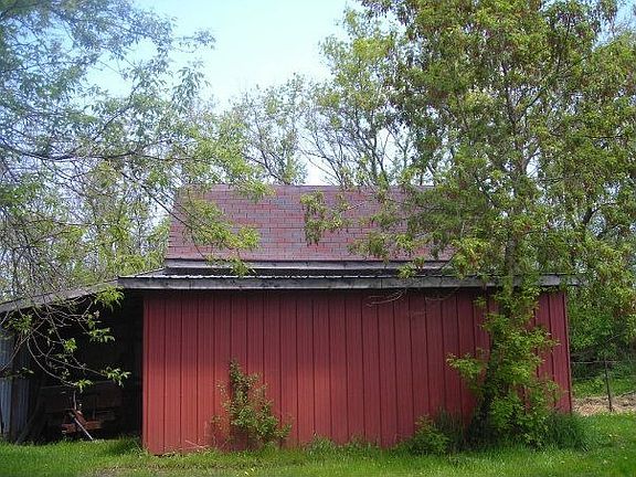 Side view of the barn.