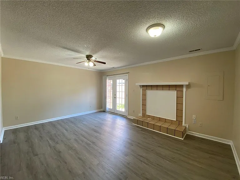 1924 Darnell Dr — Photo 8