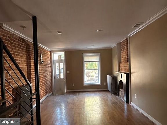 3rd image of 1024 S Clinton St