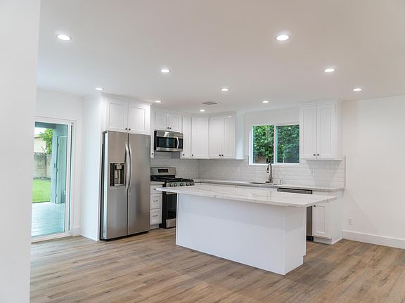 3rd image of 29352 Archwood St