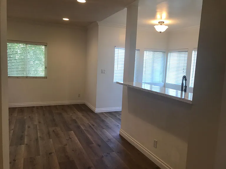 11471 Oxnard St #5 — Photo 5