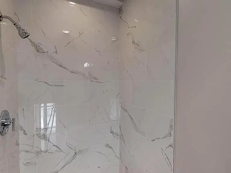 Shower of second bathroom