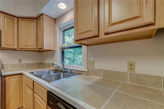 405 Ashlawn Ct — Photo 6