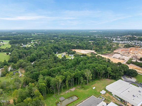 5th image of 219 Dickens Rd