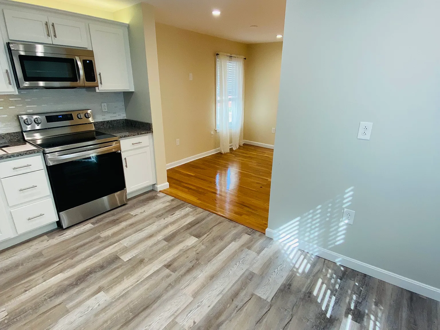 3 bed, 800 sqft, $3,000 — Photo 2