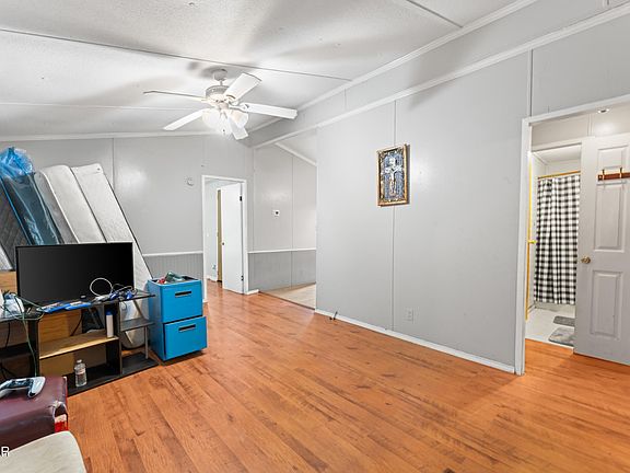5th image of 446 Red Bud Ln