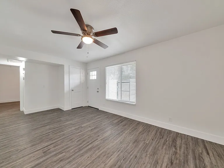 1001 W Flint St — Photo 9
