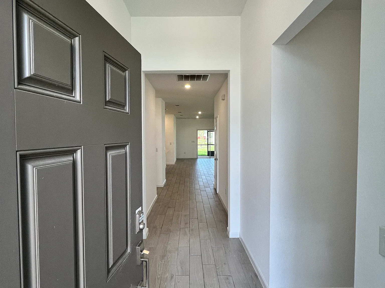 4 bed, 2040 sqft, $2,300 — Photo 4