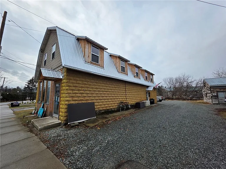 207 East Ave — Photo 3