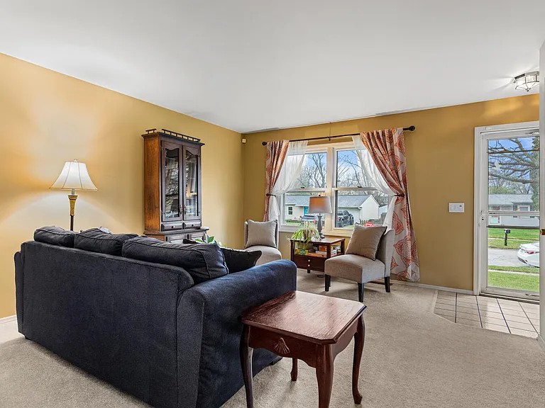 2406 Southwood Dr — Photo 4