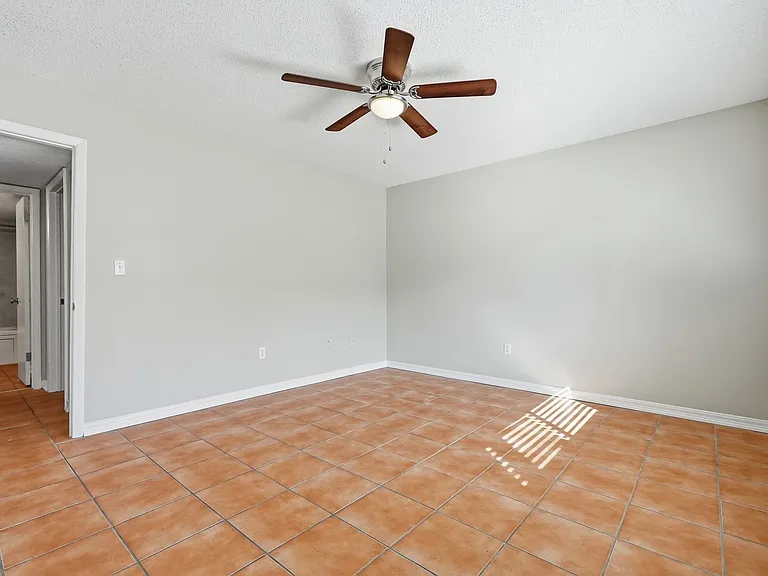 201 College Blvd E #11 — Photo 21