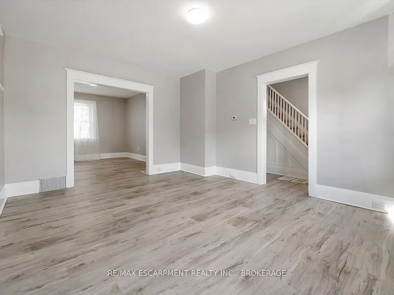 3 Carleton St S #MAIN — Photo 5