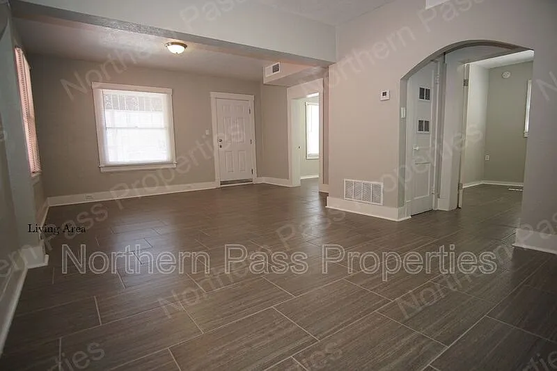 2 bed, 1.0 bath, 1220 sqft, $1,325 — Photo 2