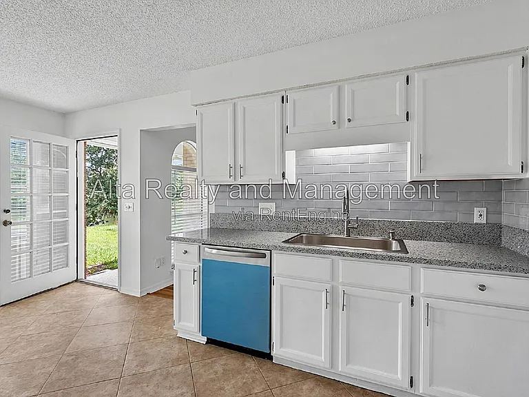 8426 Country Bend Cir W — Photo 15