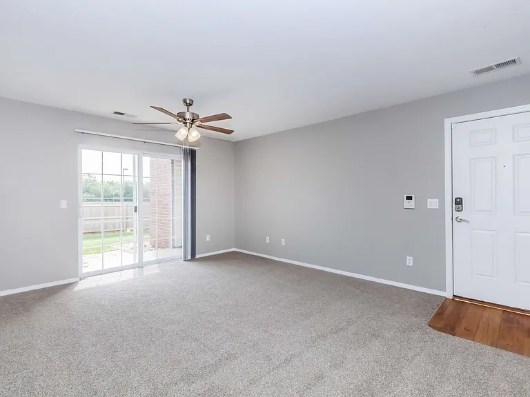 Hawthorn Suites 3 Bed 2 Bath Living