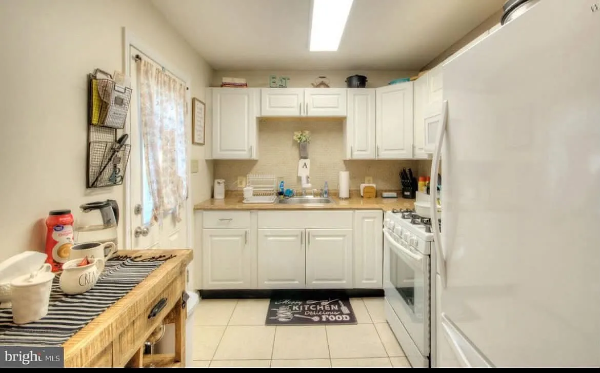 3 bed, 900 sqft, $2,300 — Photo 4