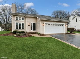 830 Colony Ct, Lindenhurst, IL 60046